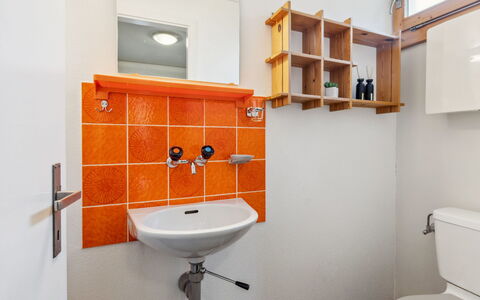 Bärnermutz: Tap, Property, Bathroom Sink, Sink, Plumbing Fixture, Bathroom, House, Floor, Wall, Wood