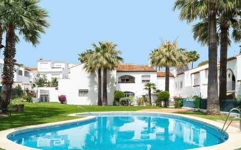 Villas de Madrid: Plant, Water, Daytime, Sky, Property, Building, Green, Blue, Azure, Tree