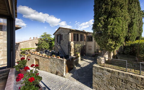 Villa Piazza Della Fortezza: Property, Building, Sky, Town, Wall, Tree, Architecture, House, History, Village