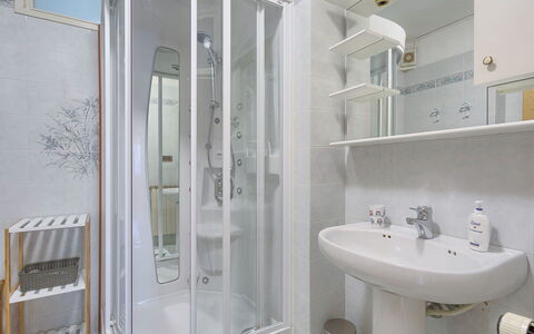 Villa Toni: Mirror, Tap, Plumbing Fixture, Sink, Property, Building, Bathroom Sink, Bathroom, Interior Design, Purple