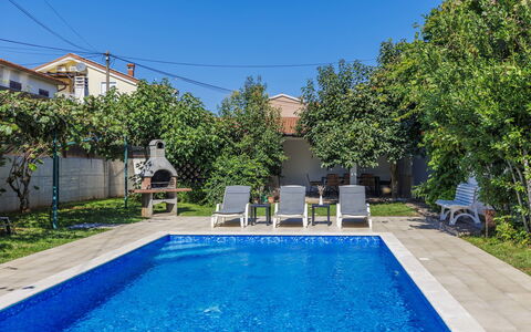 Villa Toni: Plant, Water, Sky, Property, Blue, Swimming Pool, Green, Azure, Building, Tree