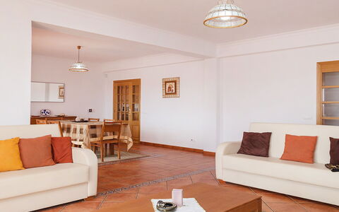 Da Horta: Brown, Table, Furniture, Couch, Property, Picture Frame, Wood, Comfort, Lighting, Interior Design