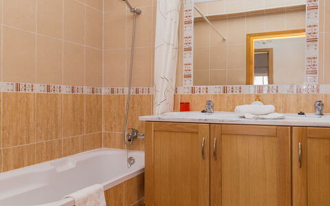 Da Horta: Brown, Mirror, Tap, Plumbing Fixture, Bathtub, Property, Sink, Bathroom Cabinet, Building, Bathroom