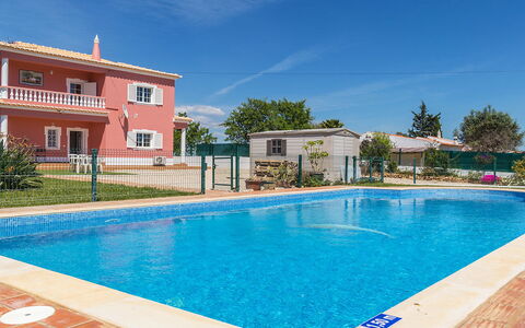 Das Amendoeiras: Water, Building, Plant, Sky, Window, Swimming Pool, Azure, Cloud, House, Interior Design