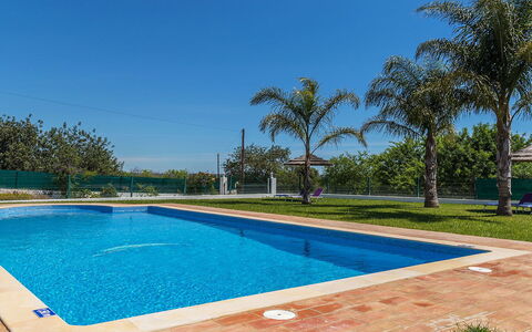 Das Amendoeiras: Water, Sky, Plant, Property, Swimming Pool, Azure, Rectangle, Tree, Shade, Grass