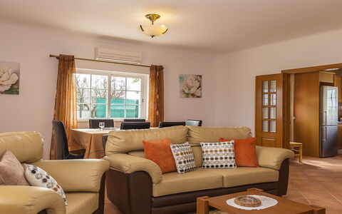 Das Amendoeiras: Brown, Table, Furniture, Property, Couch, Picture Frame, Wood, Interior Design, Shade, Studio Couch