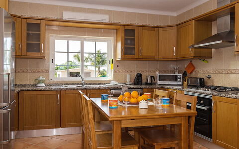 Das Amendoeiras: Cabinetry, Countertop, Kitchen Sink, Property, Furniture, Window, Tap, Kitchen Appliance, Kitchen Stove, Kitchen