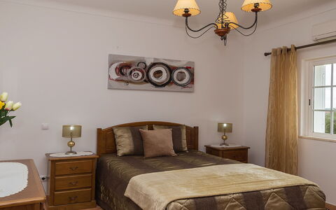 Das Amendoeiras: Furniture, Property, Window, Cabinetry, Drawer, Plant, Comfort, Wood, Building, Chest Of Drawers