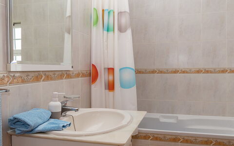 Das Amendoeiras: Tap, Plumbing Fixture, Property, Mirror, Bathroom Sink, Sink, Product, Bathroom, Bathtub, Window