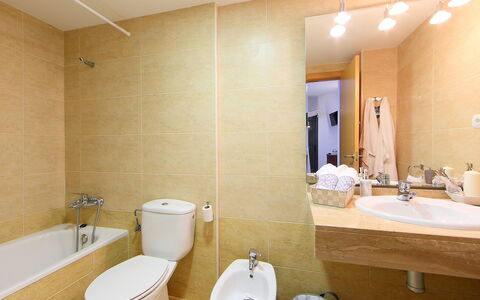 Cambrils 193: Mirror, Plumbing Fixture, Tap, Bathroom Sink, Sink, Property, Photograph, Bathroom, Interior Design, Lighting