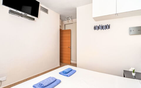 Alamar: Interior Design, Room, Apartment, Bedroom, Bed, Bedding, Bed Frame, Hotel, Hardwood, Bed Sheet