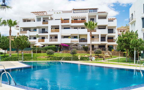 Alamar: Water, Building, Sky, Cloud, Plant, Daytime, Property, Window, Swimming Pool, Tree
