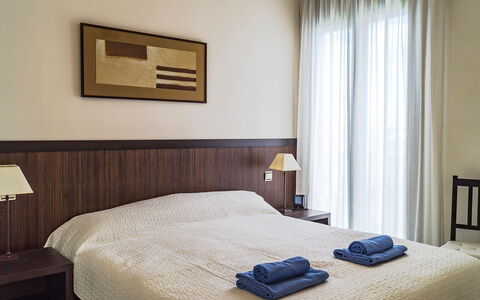 Alamar: Furniture, Property, Building, Comfort, Wood, Bed, Textile, Interior Design, Architecture, Bed Frame