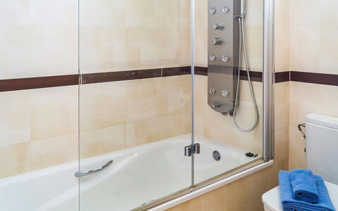 Alamar: Tap, Plumbing Fixture, Bathtub, Shower Head, Shower, Bathroom, Shower Bar, Interior Design, Shower Door