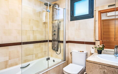 Alamar: Bathroom, Plumbing Fixture, Flooring, Interior Design, Floor, Sink, Bathtub, Plumbing, Tap, Toilet