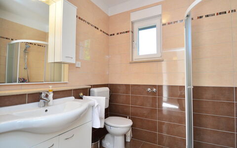 Lory: Mirror, Plumbing Fixture, Sink, Property, Tap, Bathroom Cabinet, Bathroom, Bathroom Sink, Lighting