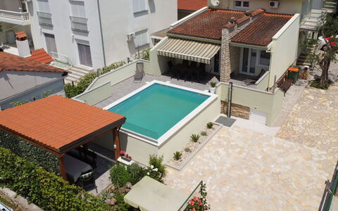 Goga: Building, Property, Window, Urban Design, Plant, Leisure, Condominium, Real Estate, Landscape, City
