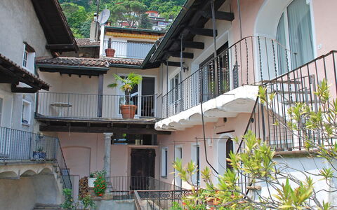 Ronco Sopra Ascona 75: Plant, Building, Property, Window, Stairs, House, Architecture, Neighbourhood, Urban Design