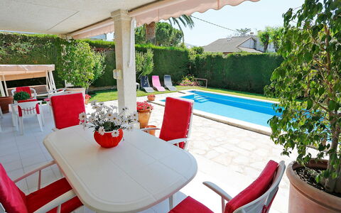 Annamaria: Table, Plant, Furniture, Property, Chair, Flowerpot, Outdoor Furniture, Shade, Houseplant, Architecture