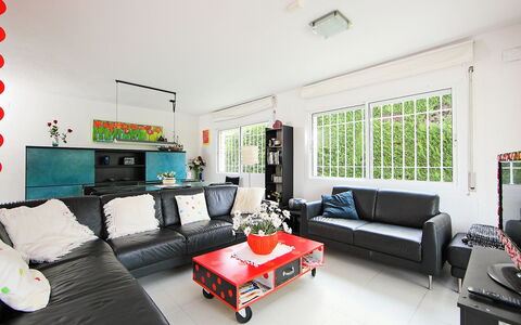 Annamaria: Table, Couch, Property, Furniture, Comfort, Picture Frame, Studio Couch, Television, Interior Design, Living Room