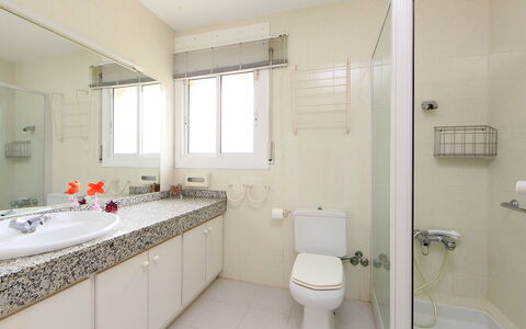 Annamaria: Plumbing Fixture, Tap, Mirror, Sink, Property, Bathroom Sink, Bathroom, Toilet Seat, Building, Window