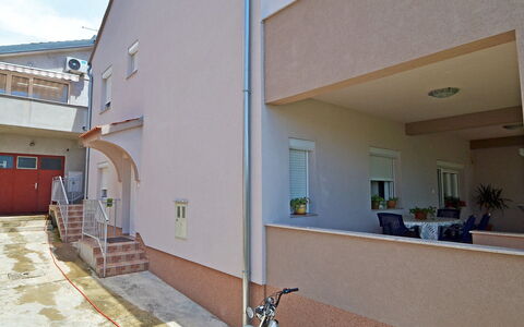 Pusa: Bicycle, Building, Wheel, Plant, Window, Shade, Bicycle Wheel, Urban Design, Wood