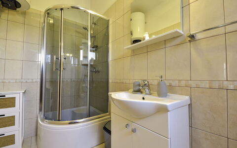 Pusa: Tap, Plumbing Fixture, Mirror, Shower Door, Shower Head, Sink, Bathroom Cabinet, Bathroom, Shower