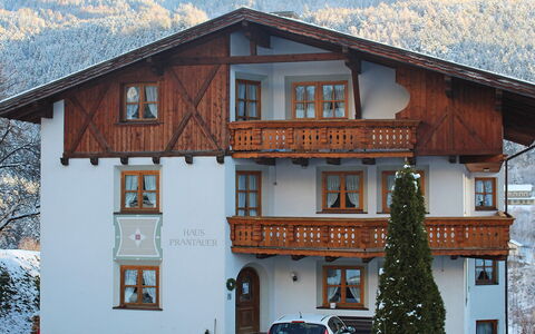 Quadratsch: House, Property, Building, Roof, Home, Facade, Real Estate, Winter, Car, Vehicle