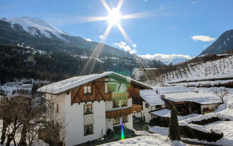 Quadratsch: Sky, Building, Mountain, Property, Snow, Window, Cloud, Slope, House, Tree