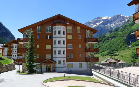 Leukerbad 480: Sky, Building, Plant, Mountain, Property, Window, House, Urban Design, Neighbourhood, Tree