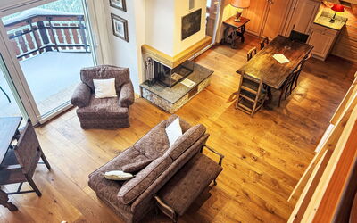 Edelweiss B 480.4: Furniture, Flooring, Interior Design, Floor, Wood, Couch, Wood Flooring, Ceiling, Room, Living Room