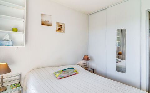 Les Quais de L'Amirauté: Furniture, Property, Comfort, Building, Textile, Shade, Yellow, Interior Design, Floor
