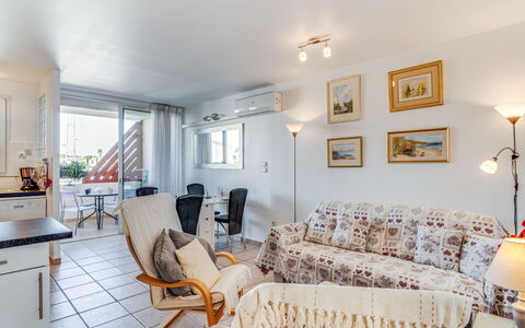 Les Quais de L'Amirauté: Picture Frame, Furniture, Property, Couch, Wood, Living Room, Lighting, Window, Floor, Interior Design
