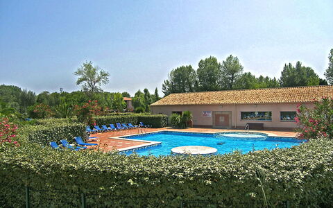 Les Quais de L'Amirauté: Sky, Plant, Water, Building, Tree, Natural Landscape, Swimming Pool, Land Lot, Rectangle, Shade