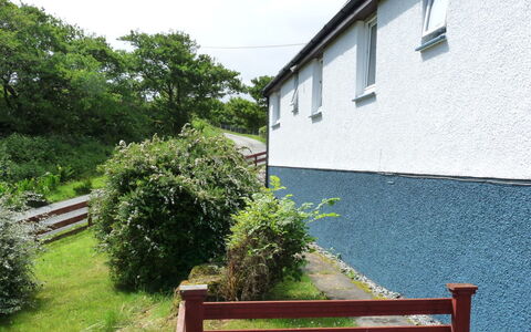 Alan'S House: Plant, Window, Sky, Green, Building, Outdoor Bench, Tree, Natural Landscape, Land Lot, Cottage