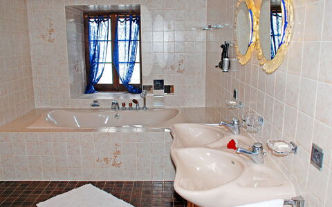 1000 e 1 Notte: Tap, Plumbing Fixture, Property, Sink, Bathroom Sink, Mirror, Window, Bathroom, Purple