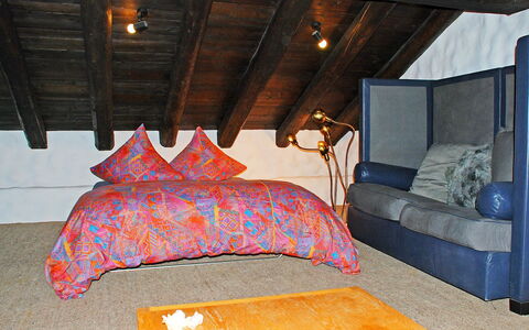 1000 e 1 Notte: Property, Furniture, Comfort, Wood, Interior Design, Shade, Bed Frame, Lamp, Pillow, Living Room