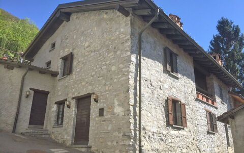 1000 e 1 Notte: Sky, Window, Building, Plant, House, Door, Cottage, Facade, Tree