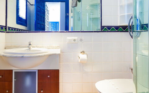 Nerja Penthouse: Tap, Mirror, Sink, Plumbing Fixture, Property, Bathroom Sink, Bathroom Cabinet, Purple, Bathroom, Azure