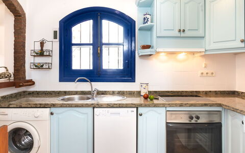 Nerja Penthouse: Cabinetry, Property, Kitchen Sink, Countertop, Tap, White, Sink, Kitchen, Kitchen Stove, Product