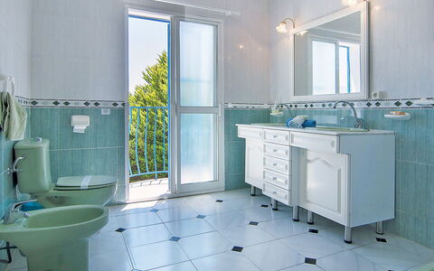 Villa Pueblo Jara: Tap, Plumbing Fixture, Sink, Property, Cabinetry, Mirror, Building, Green, Blue, Bathroom