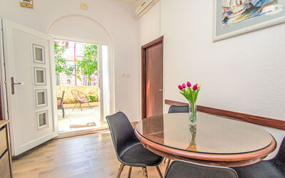 Accommodation:&nbsp;Rose 110.2