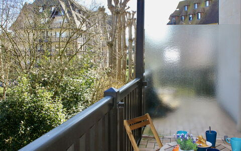 Deauville-Trouville 283: Property, Building, Leaf, Plant, Wood, Interior Design, Wall, Grass, Real Estate, Morning