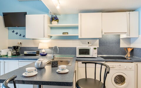 Les Patios de la Mer: Cabinetry, Laundry Room, Furniture, Countertop, Property, Kitchen Appliance, Kitchen Stove, Kitchen, Gas Stove, Azure