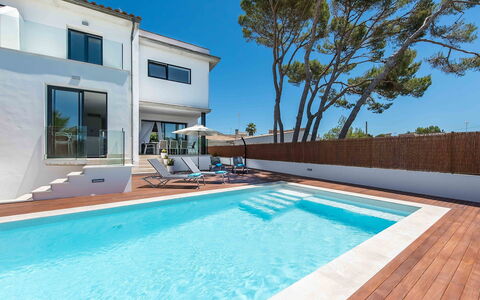Marianne: Swimming Pool, Property, House, Real Estate, Building, Home, Leisure, Villa, Estate, Residential Area