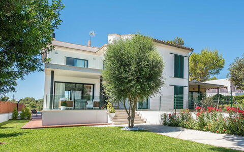 Marianne: Property, House, Home, Building, Real Estate, Residential Area, Architecture, Estate, Facade, Neighbourhood