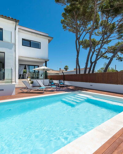 Marianne: Swimming Pool, Property, House, Real Estate, Building, Home, Leisure, Villa, Estate, Residential Area