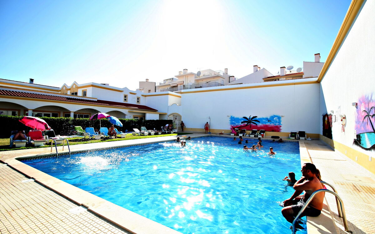 T2 Alfamar - 2 Bedroom Apt w Shared Pool, 300m Fro