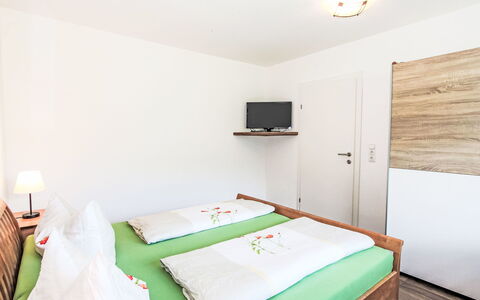 Fügen 330: Wood, Bedroom, Bed, Interior Design, Bed Sheet, Bedding, Bed Frame, Furniture, Floor, Flooring