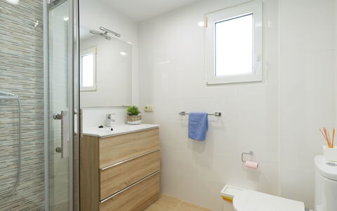 Apartamentos Pueblo Valleverde: Bathroom, Room, Property, Real Estate, Floor, Interior Design, Building, Tile, House, Architecture